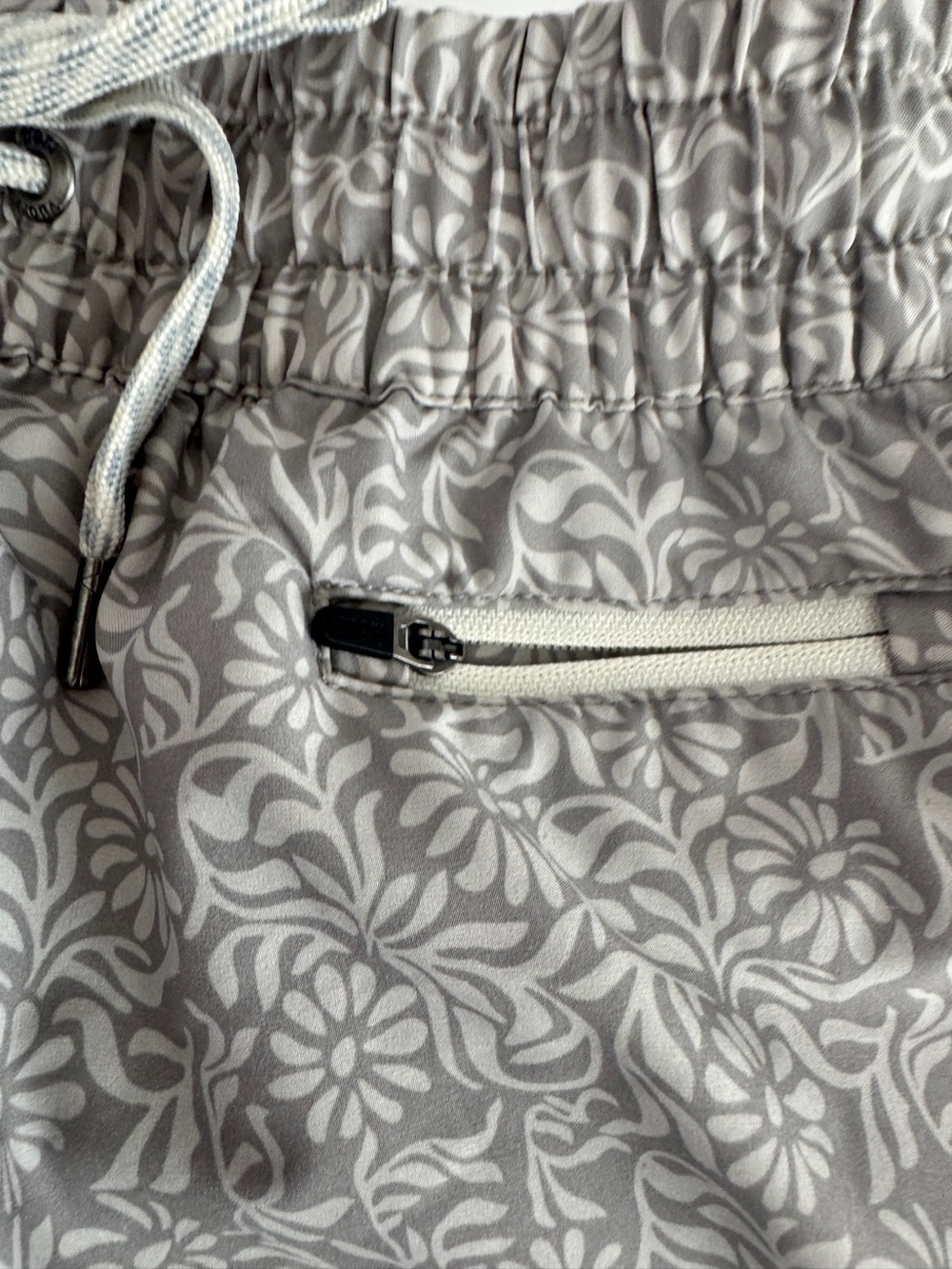 Vuori Women's Clementine 2.0 Shorts Grey pattern Size M - Picture 2 of 6